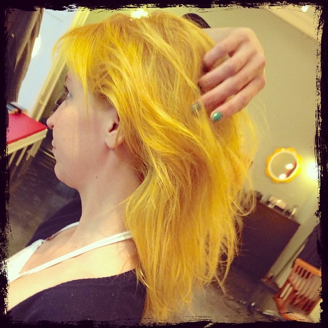 Gul – ultra cool ikk? 
#maryjaneinlove #colorhair #longhair #yellowhair #styling